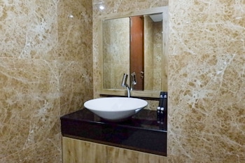 3br luxurious and elegant apartment at grand sungkono lagoon