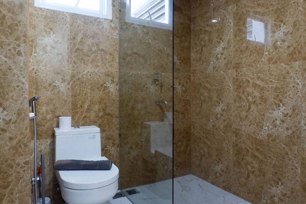 3br luxurious and elegant apartment at grand sungkono lagoon