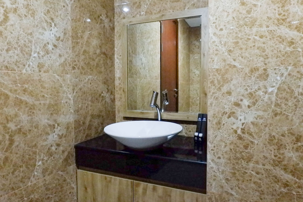 3br luxurious and elegant apartment at grand sungkono lagoon