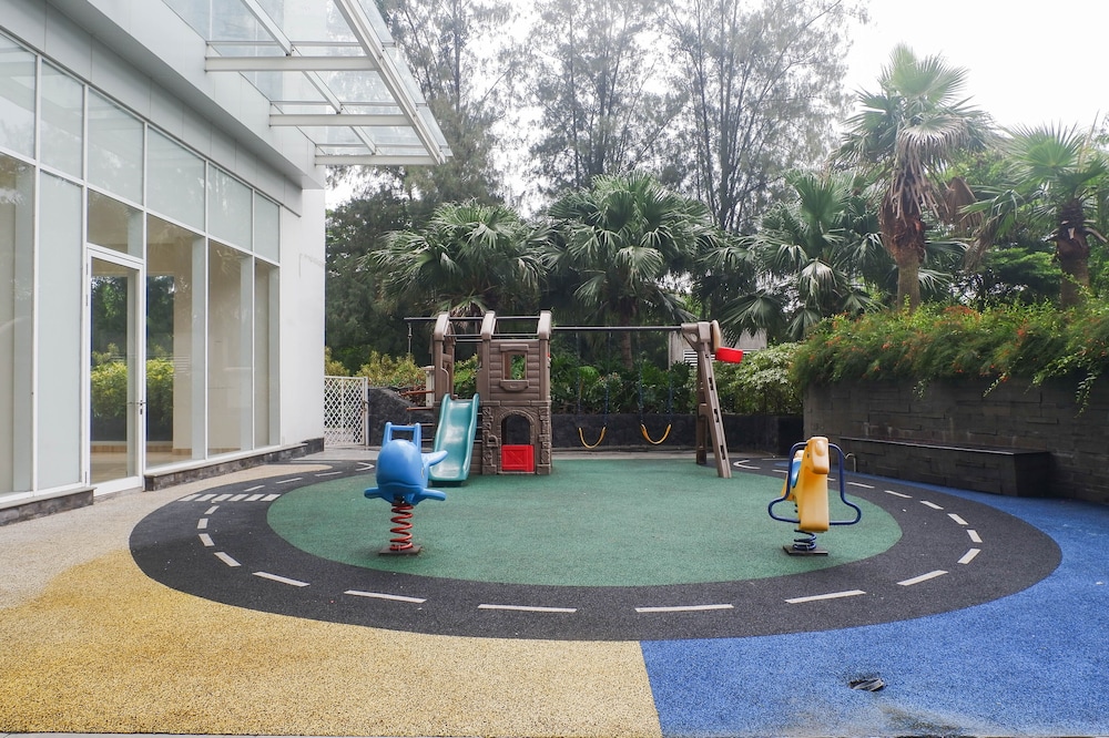 3br luxurious and elegant apartment at grand sungkono lagoon