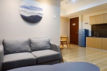 3br luxurious and elegant apartment at grand sungkono lagoon