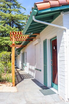 the bonnie inn unit 5 with breakfast nook