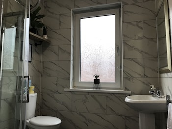 bright spacious 3 bed with office and patio preston