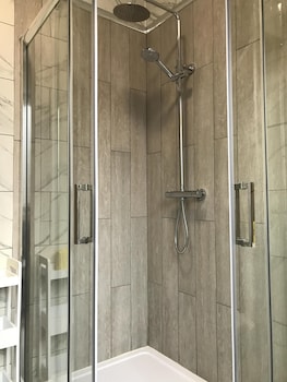 bright spacious 3 bed with office and patio preston