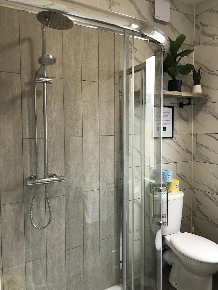 bright spacious 3 bed with office and patio preston