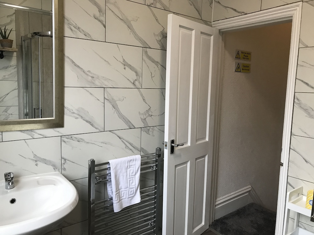 bright spacious 3 bed with office and patio preston