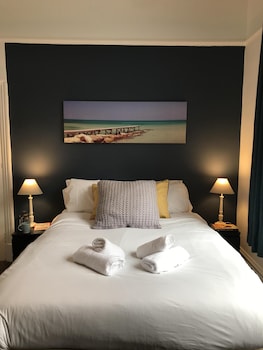 bright spacious 3 bed with office and patio preston