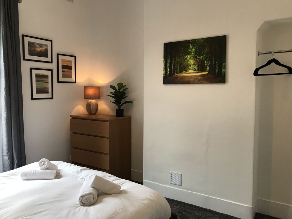 bright spacious 3 bed with office and patio preston