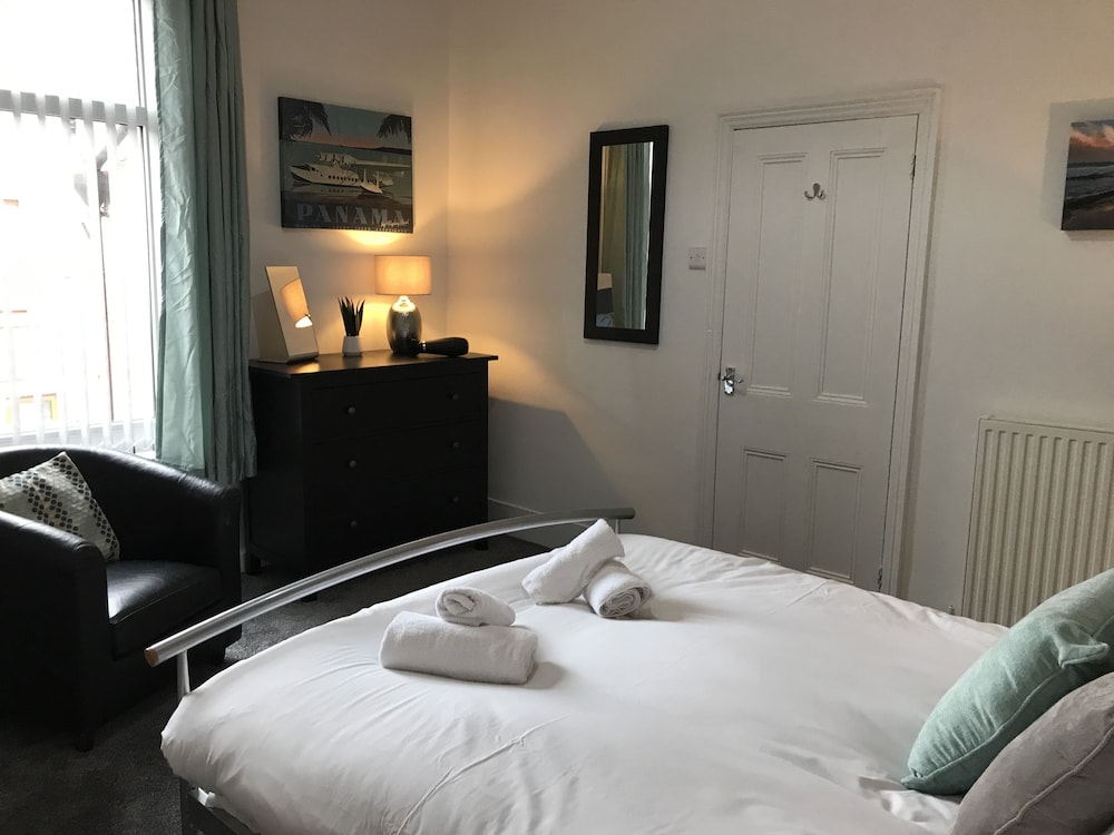 bright spacious 3 bed with office and patio preston