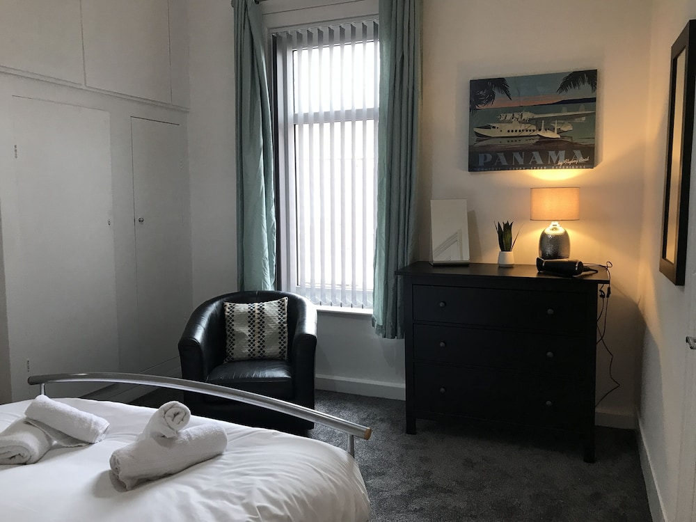 bright spacious 3 bed with office and patio preston