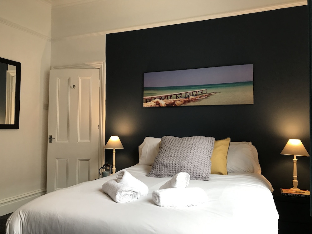 bright spacious 3 bed with office and patio preston