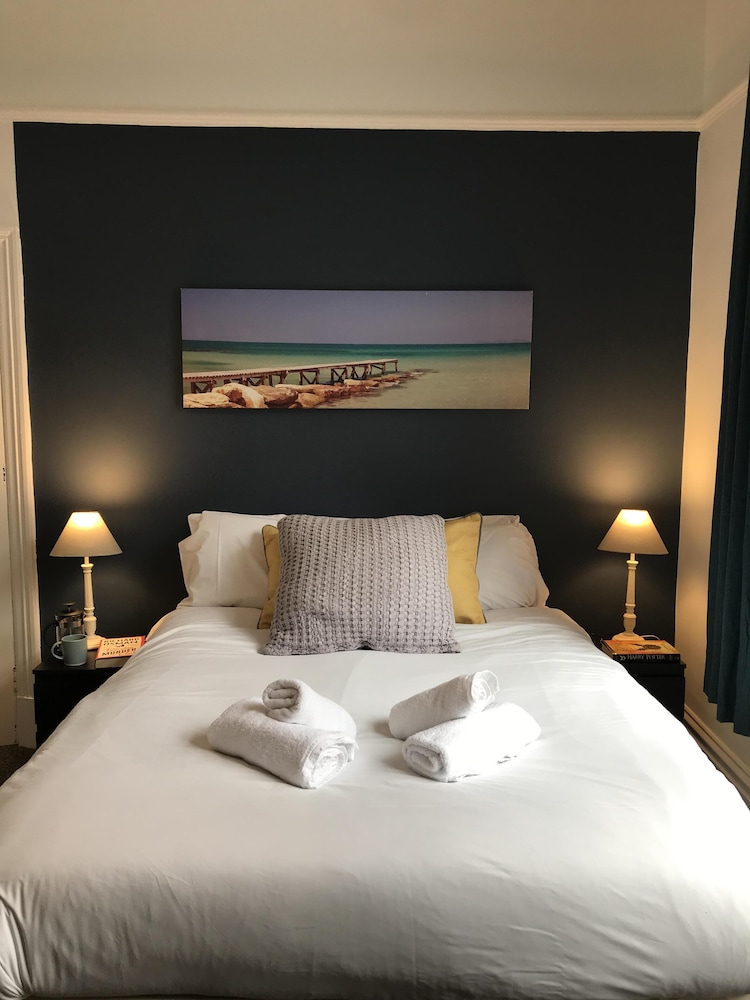 bright spacious 3 bed with office and patio preston