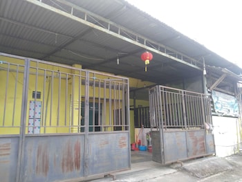 Express O 91281 Guest House Indah Jaya,,2 star