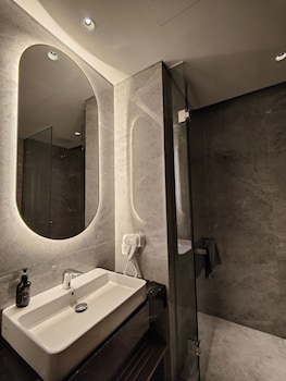 ra suites simatupang