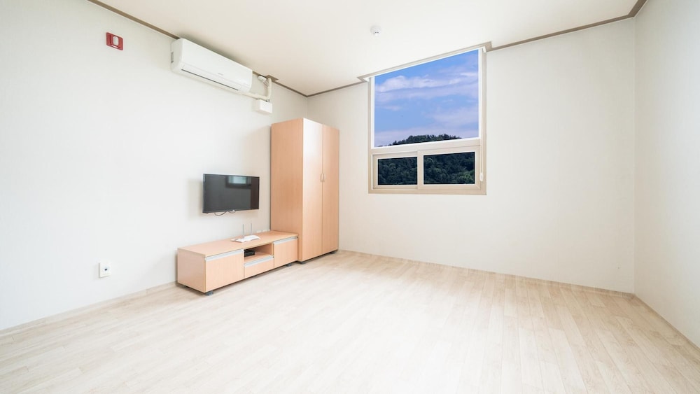 tongyoung sandeulhae healling pension