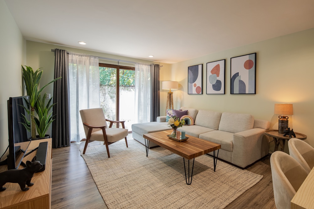 holt boutique 2br puente viejo residencial