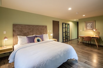 holt boutique 2br puente viejo residencial