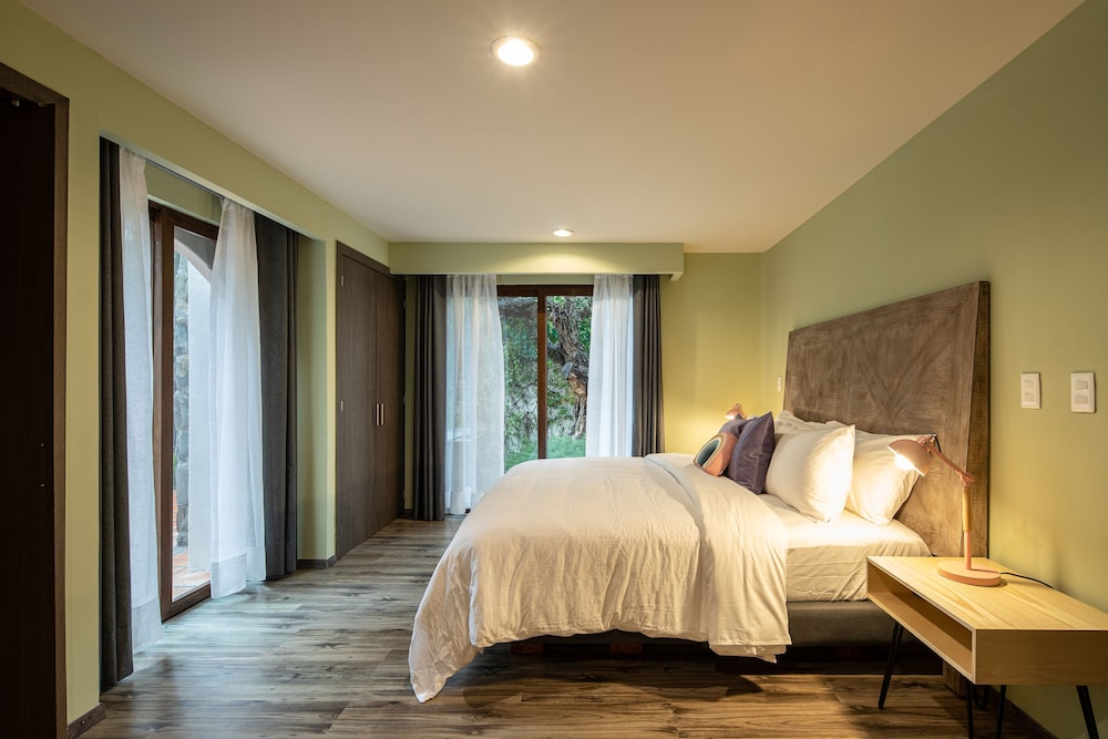 holt boutique 2br puente viejo residencial