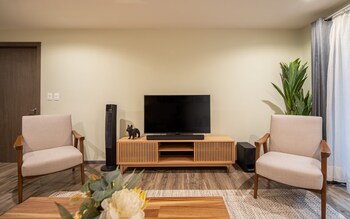 holt boutique 2br puente viejo residencial