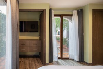 holt boutique 2br puente viejo residencial
