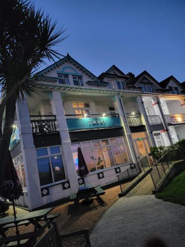 beach hotel torbay