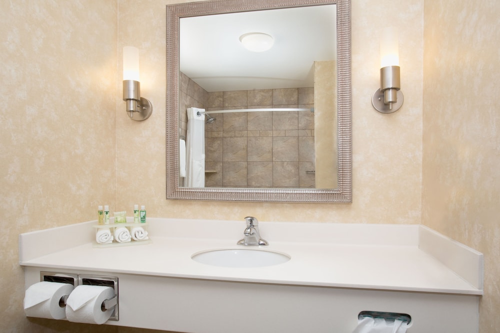 holiday inn express and suites minot by ihg