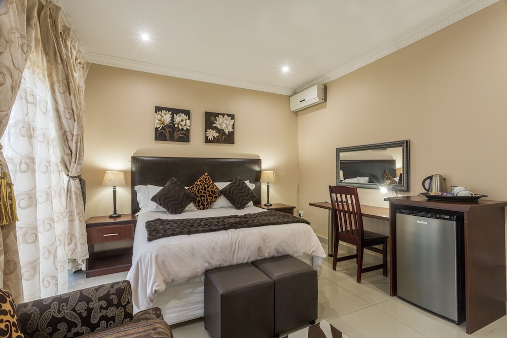 ezulwini guest house relaxing queen room with balcony in balito south afirca