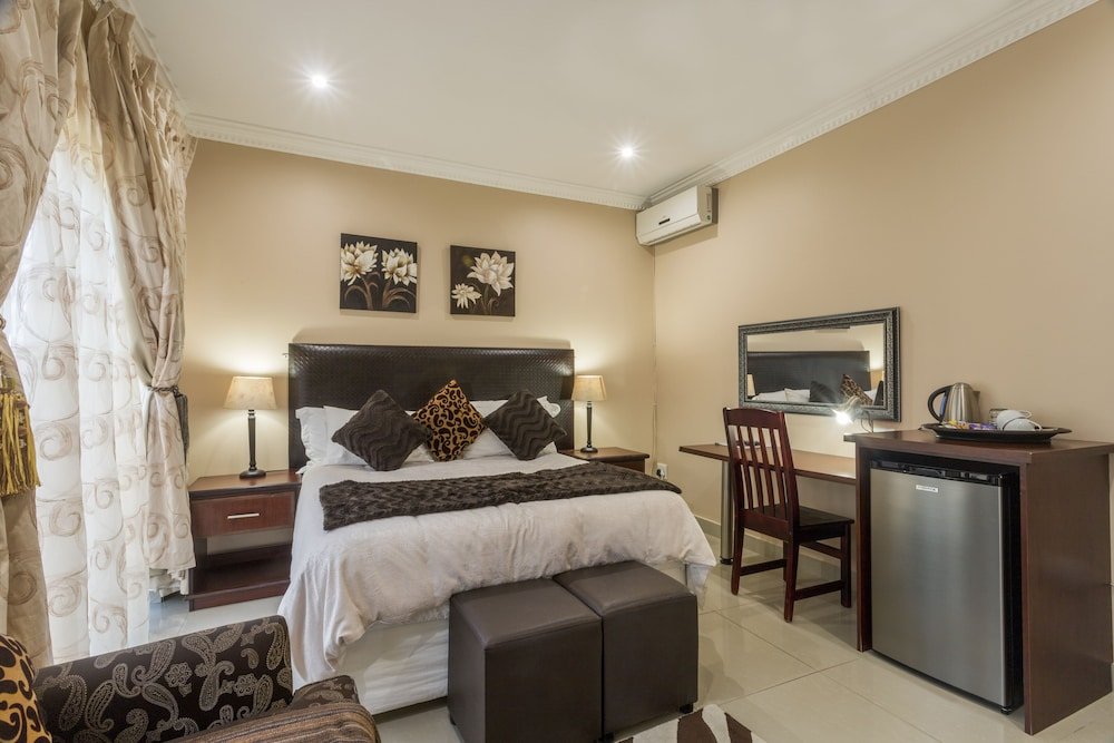 Ezulwini Guest House - Relaxing Queen Room With Balcony In Balito, South Afirca,,3.5 star