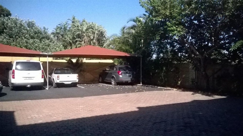 ezulwini guest house relaxing queen room with balcony in balito south afirca