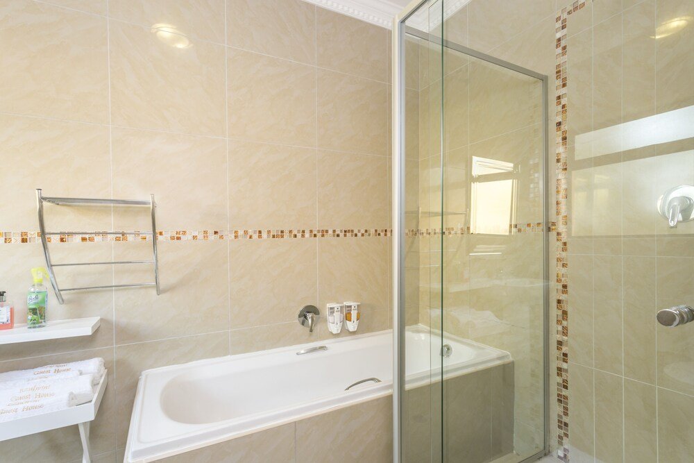 ezulwini guest house relaxing queen room with balcony in balito south afirca