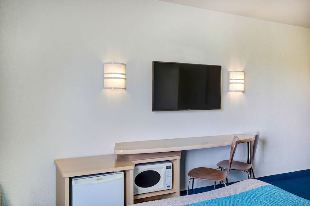 motel 6 grande prairie ab