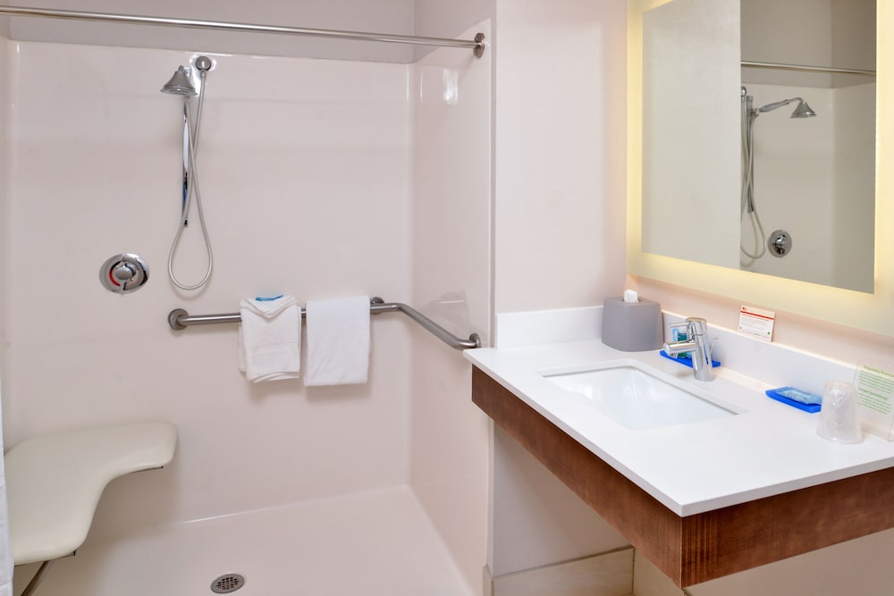 holiday inn express and suites cincinnati mason by ihg