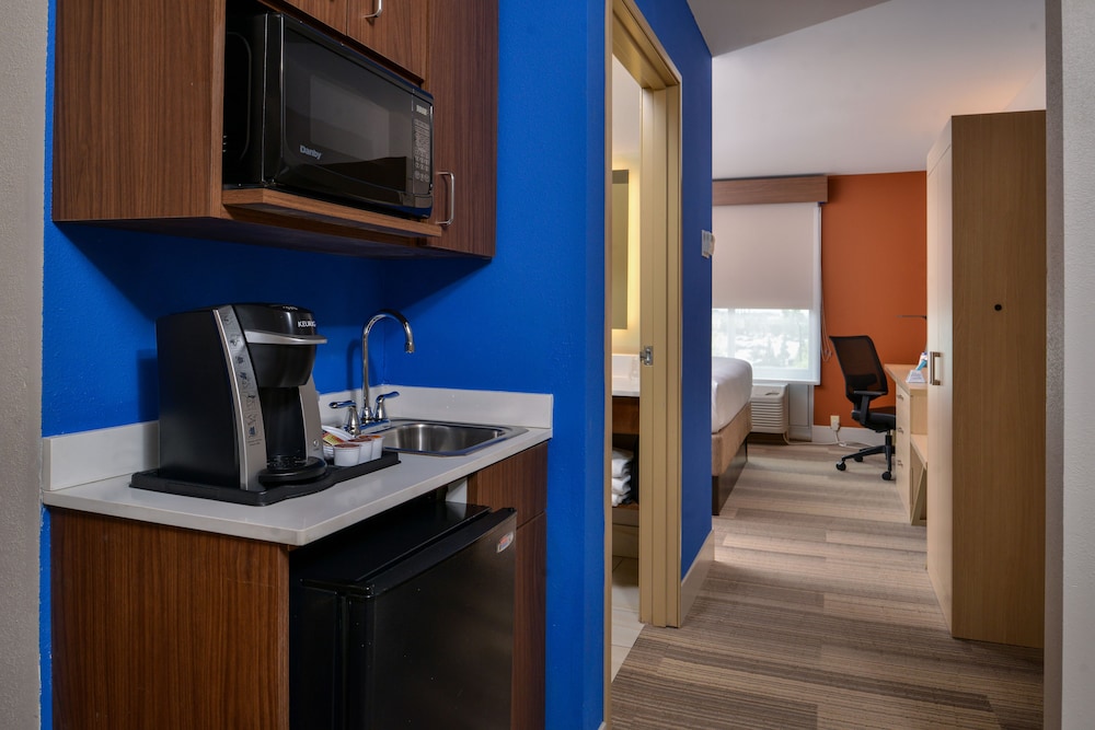 holiday inn express and suites cincinnati mason by ihg