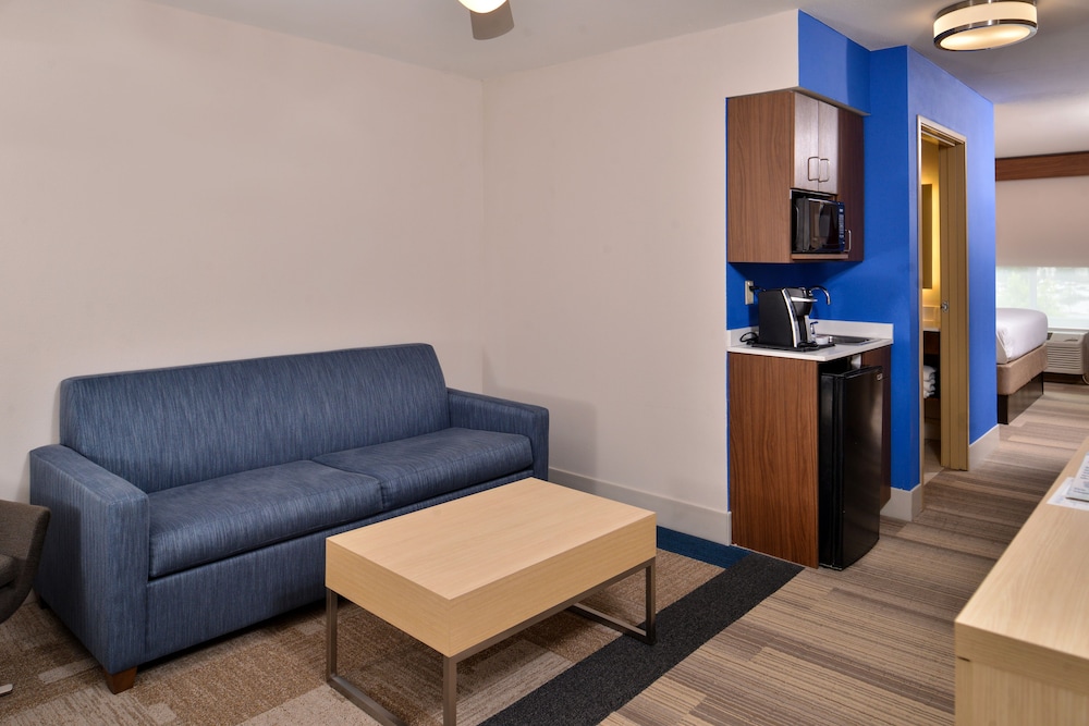 holiday inn express and suites cincinnati mason by ihg
