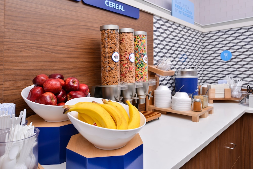 holiday inn express and suites cincinnati mason by ihg