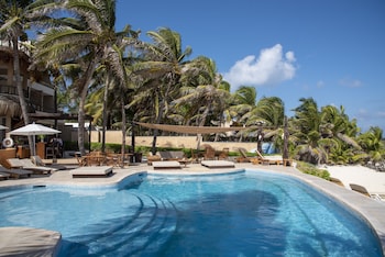 hotel playa la media luna isla mujeres