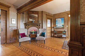 The Gibson Mansion,Riverfront>>East Missoula,4 star