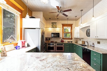 The Gibson Mansion,Riverfront>>East Missoula,4 star