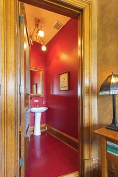 The Gibson Mansion,Riverfront>>East Missoula,4 star