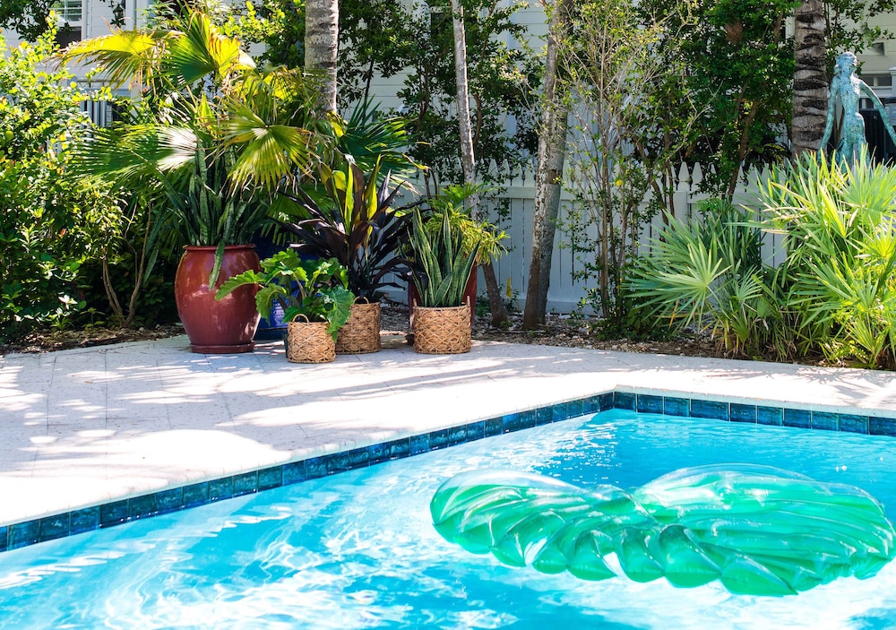 parrot key hotel and villas