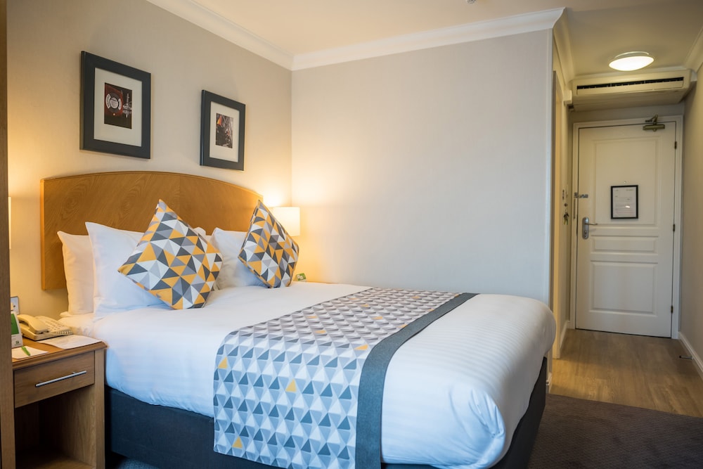 holiday inn manchester west by ihg