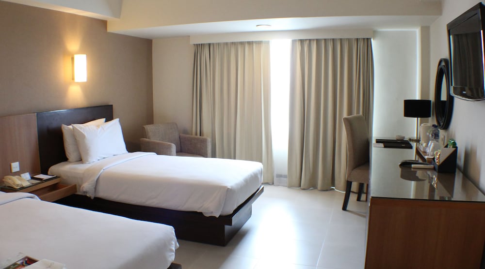 hotel santika pandegiling surabaya