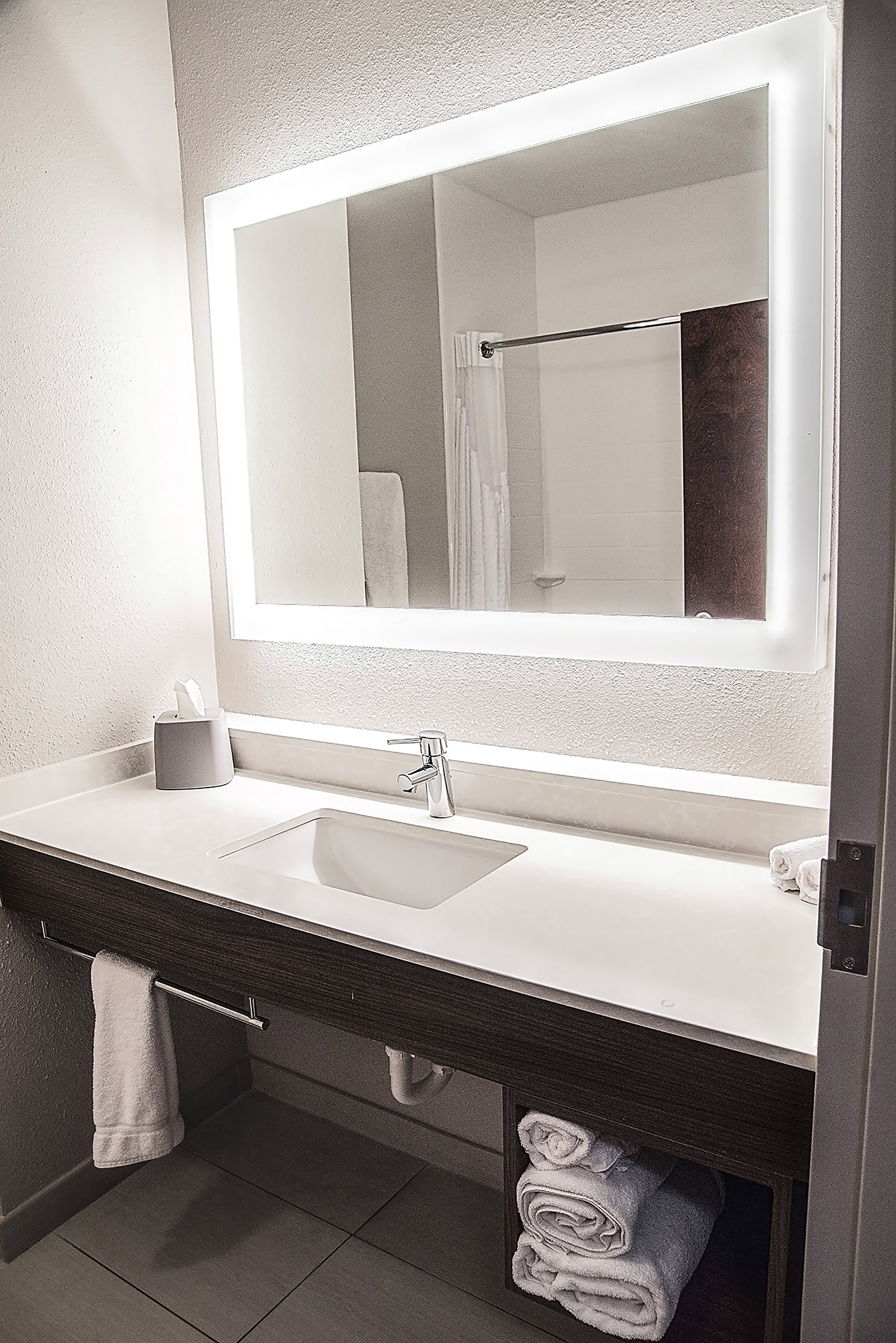 holiday inn express and suites alexandria by ihg