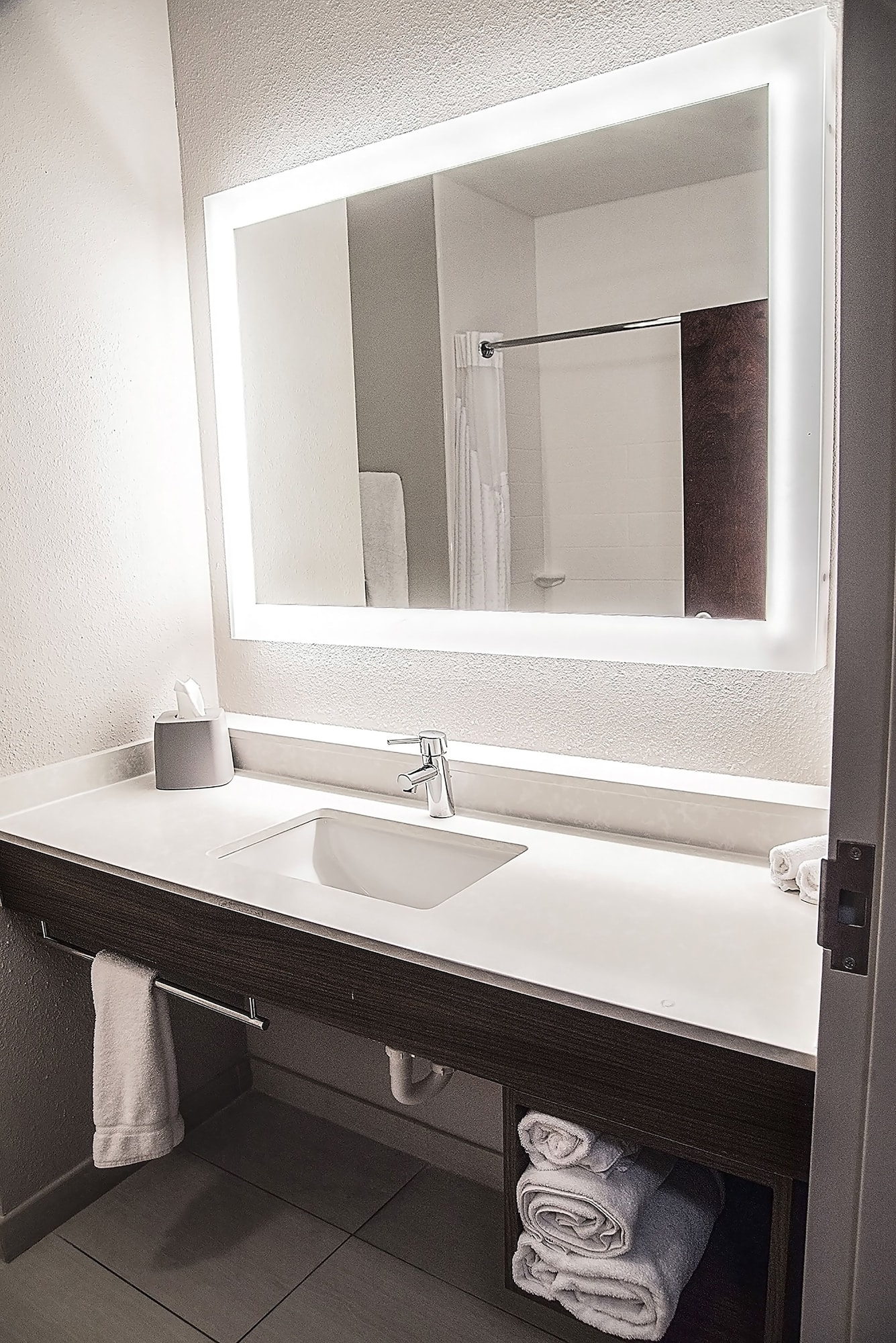 holiday inn express and suites alexandria by ihg