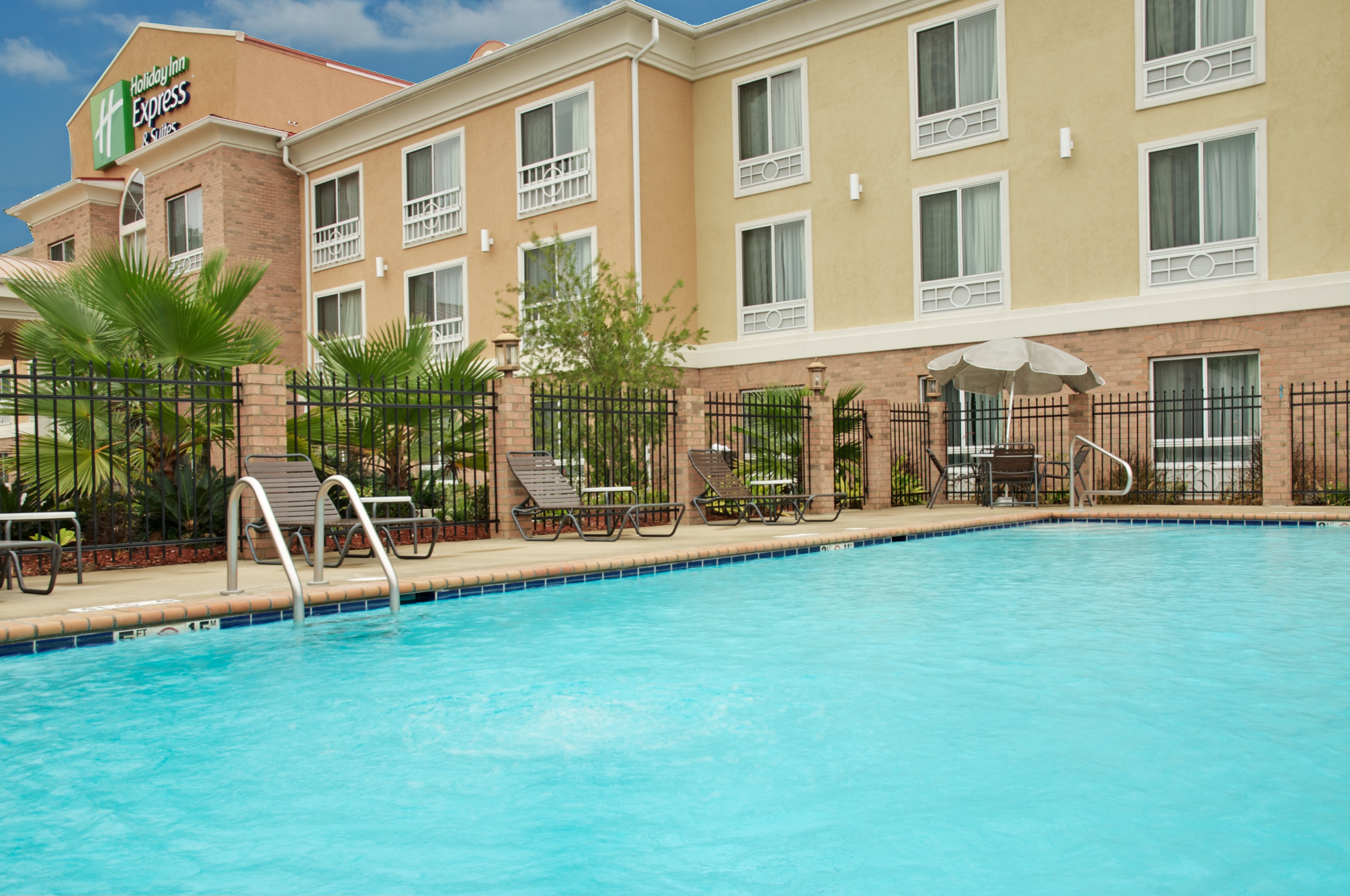 holiday inn express and suites alexandria by ihg