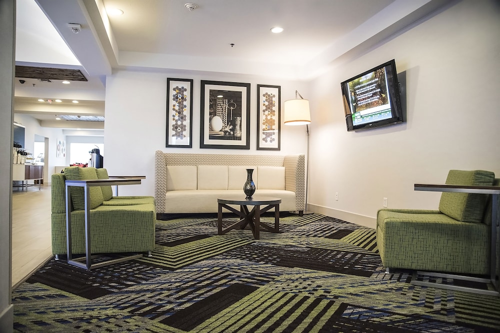 holiday inn express and suites alexandria by ihg