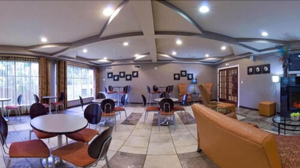holiday inn express and suites alexandria by ihg