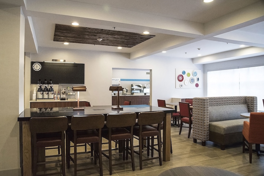 holiday inn express and suites alexandria by ihg