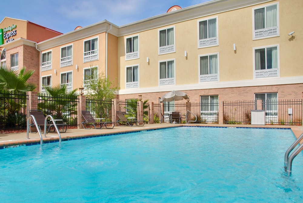 holiday inn express and suites alexandria by ihg