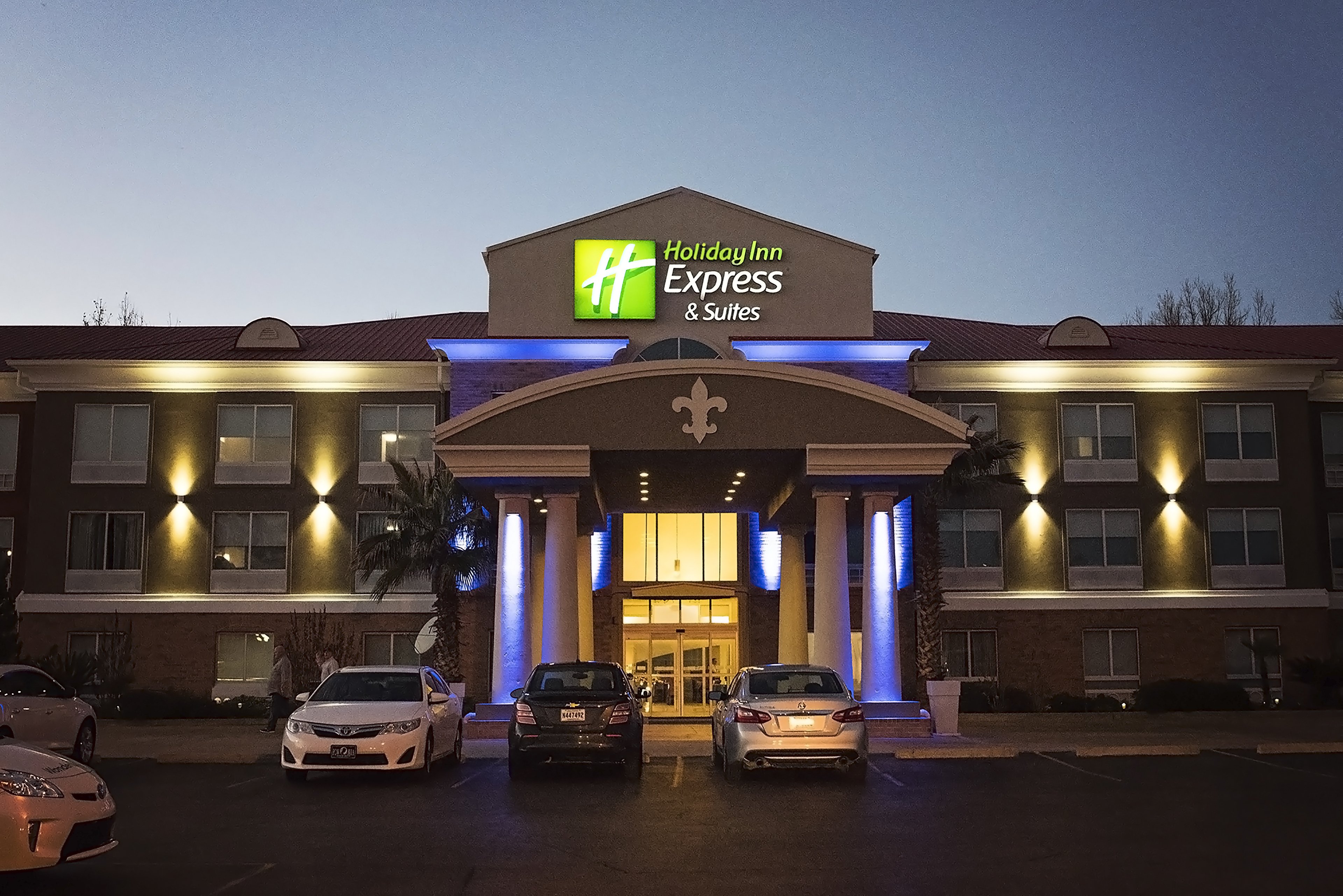 holiday inn express and suites alexandria by ihg